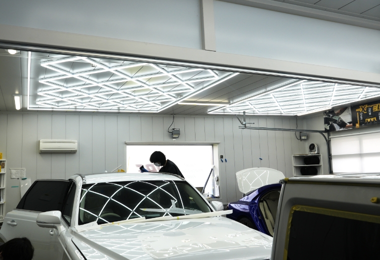 専用照明と空間で高精度な施工